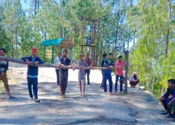 दोणी पल्ली में गांव वालों ने की बैरिकेडिंग