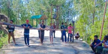 दोणी पल्ली में गांव वालों ने की बैरिकेडिंग