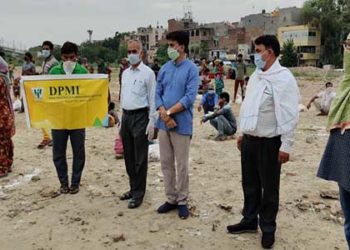 समाजसेवी विनोद बछेती जी ने ढोल बस्ती में बांटा खाद्यान्न