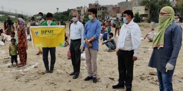 समाजसेवी विनोद बछेती जी ने ढोल बस्ती में बांटा खाद्यान्न