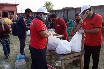 6 बसों से गांव पहुंचे 150 लोग