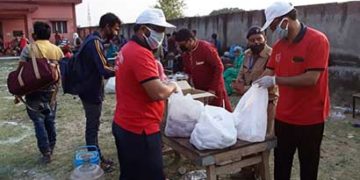 6 बसों से गांव पहुंचे 150 लोग