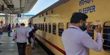 कांग्रेस देगी घर वापसी वालों का रेल किराया