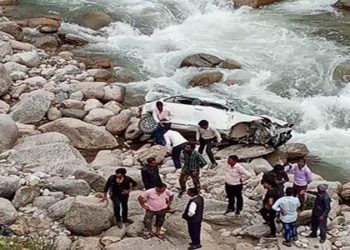 नदी में गिरी कार, 3 की मौत