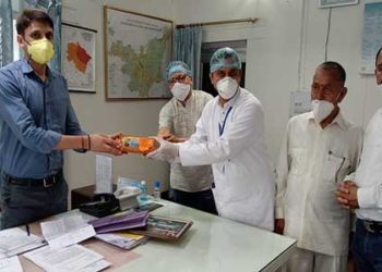 डॉ. गोविंद रावत के कार्यों की DM ने की सराहना