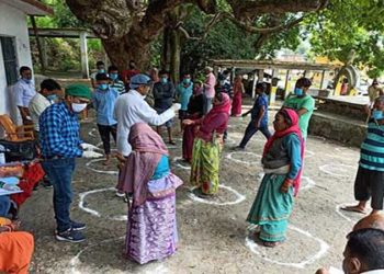 डॉ. गोविंद रावत ने भिलंग क्षेत्र में बांटी कोरोना के बचाव की दवा