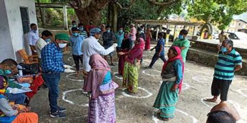 डॉ. गोविंद रावत ने भिलंग क्षेत्र में बांटी कोरोना के बचाव की दवा