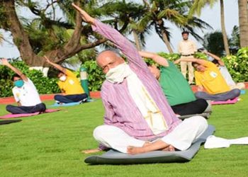 महाराष्ट्र के राज्यपाल कोश्यारी जी ने किया योगाभ्यास