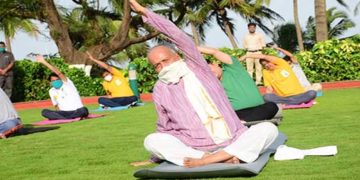 महाराष्ट्र के राज्यपाल कोश्यारी जी ने किया योगाभ्यास