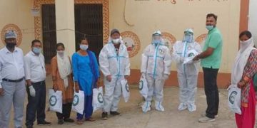 हंस फाउंडेशन ने बांटे रक्षा कवच