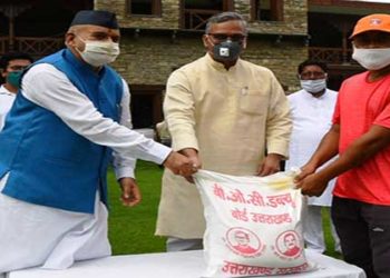 पर्यावरण मित्रों एवं मालियों को बांटे राशन किट