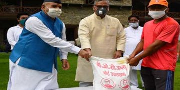 पर्यावरण मित्रों एवं मालियों को बांटे राशन किट