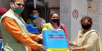 विधायक धन सिंह नेगी ने बांटी सैनिटाइजेशन स्प्रे मशीन