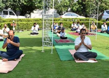 विधानसभा अध्यक्ष ने यमुना कॉलोनी में किया योगाभ्यास