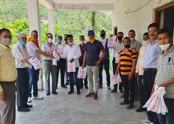 मूल्यांकन के द्वितीय चरण में भी शिक्षक संघ ने बांटे किट