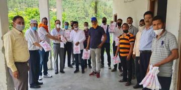 मूल्यांकन के द्वितीय चरण में भी शिक्षक संघ ने बांटे किट