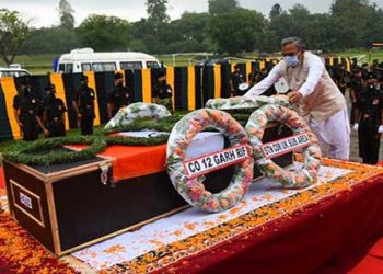 शहीद के पार्थिव शरीर पर CM ने अर्पित किया पुष्पचक्र