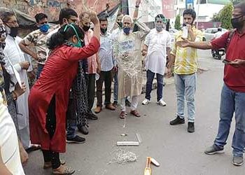 उक्रांद ने जलाए चाइनीज उत्पाद