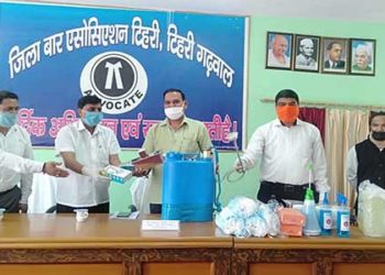 पूर्व MLA नेगी ने अधिवक्ताओं को बांटे सुरक्षा किट