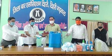पूर्व MLA नेगी ने अधिवक्ताओं को बांटे सुरक्षा किट