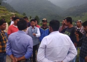 सड़क के गड्ढों को मिट्टी से भरने पर भड़के युवा नेता भजन रावत