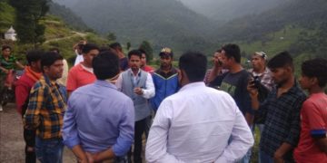 सड़क के गड्ढों को मिट्टी से भरने पर भड़के युवा नेता भजन रावत