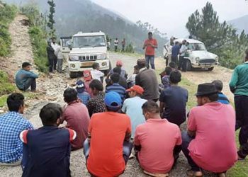 न्याय पाने के लिए सड़कों पर बैठे चांजी के युवा