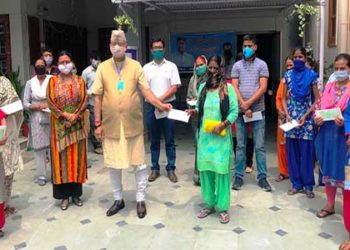 विधानसभा अध्यक्ष के विवेकाधीन कोष के चेक वितरित