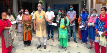 विधानसभा अध्यक्ष के विवेकाधीन कोष के चेक वितरित