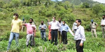 स्वरोजगार में जुटे गांव लौटे प्रवासी, DM ने किया निरीक्षण