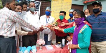 डॉ. नरेंद्र डंगवाल जी की उपस्थति में लगा निशुल्क शिविर