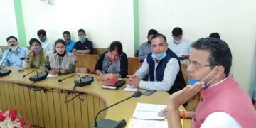विधायक डा. धन सिंह नेगी ली अधिकारियों की बैठक