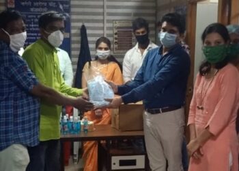 विधायक प्रशांत ठाकुर के जन्मदिन पर बांटे मास्क व सैनिटाइजर