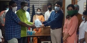 विधायक प्रशांत ठाकुर के जन्मदिन पर बांटे मास्क व सैनिटाइजर