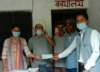 18 किमी पैदल चलकर गंगी में अधिकारियों ने लिये नुकसान का जायजा