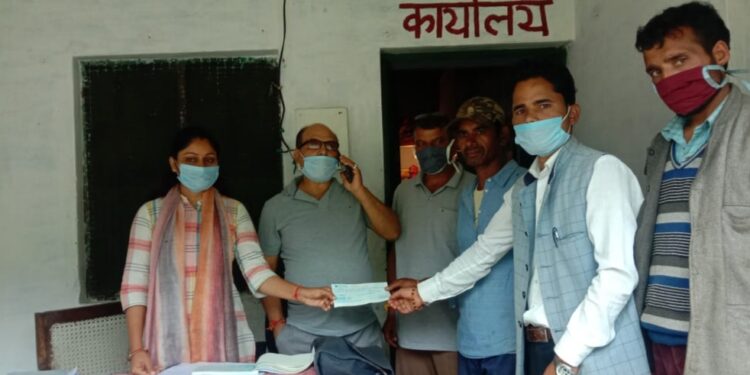 18 किमी पैदल चलकर गंगी में अधिकारियों ने लिये नुकसान का जायजा