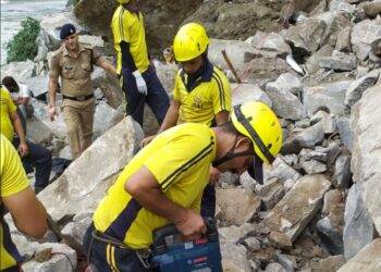 JCB व पोकलैंड खाई में गिरी, 3 मजदूर चट्टानों में दबे 