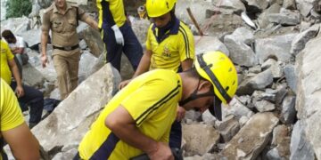 JCB व पोकलैंड खाई में गिरी, 3 मजदूर चट्टानों में दबे 