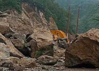 व्यासी के पास बद्रीनाथ हाइवे पर भूस्खलन