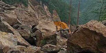 व्यासी के पास बद्रीनाथ हाइवे पर भूस्खलन