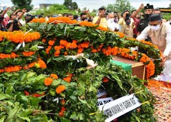 शहीद राजेन्द्र सिंह नेगी की पार्थिव देह पर पुष्प चक्र अर्पित
