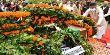 शहीद राजेन्द्र सिंह नेगी की पार्थिव देह पर पुष्प चक्र अर्पित