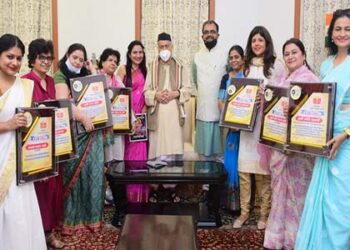 महाराष्ट्र व गोवा के राज्यपाल कोश्यारी जी के हाथों स्त्री शक्ति सम्मान वितरित