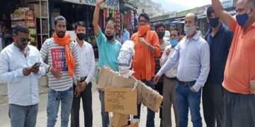 चम्बा में जले महाराष्ट्र सरकार के पुतले