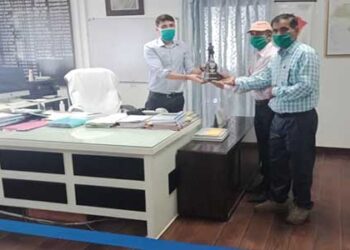 DM मंगेश घिल्डियाल को पूर्व सैनिकों ने भेंट किया स्मृति चिन्ह