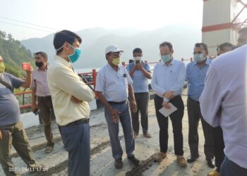 DM मंगेश घिल्डियाल ने किया डोबरा-चांठी पुल का निरीक्षण