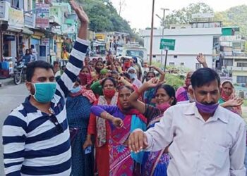 गडोलिया में दूसरी शराब की दुकान खोलने के विरोध में प्रदर्शन