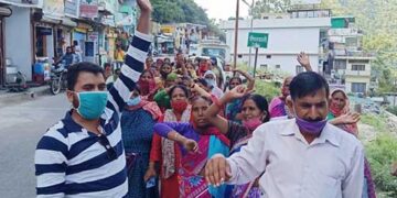 गडोलिया में दूसरी शराब की दुकान खोलने के विरोध में प्रदर्शन