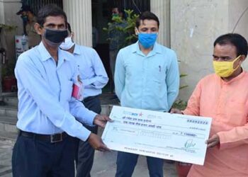 डॉ. धन सिंह रावत ने बांटे स्वरोजगार के चेक