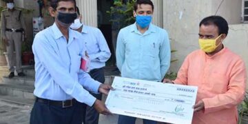 डॉ. धन सिंह रावत ने बांटे स्वरोजगार के चेक